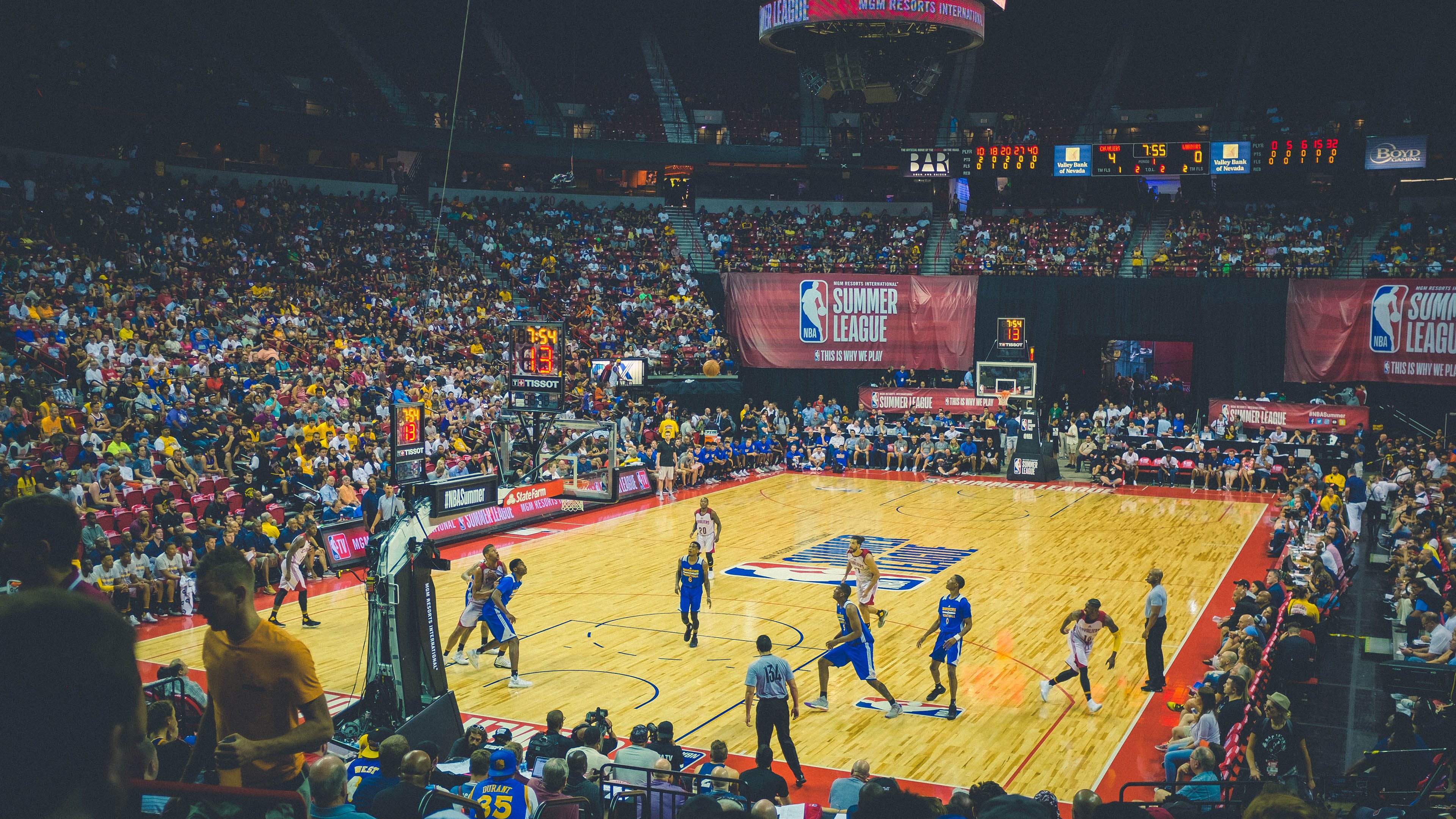 球场上的汗水见证信念力量,篮球场上挥洒汗水的热血